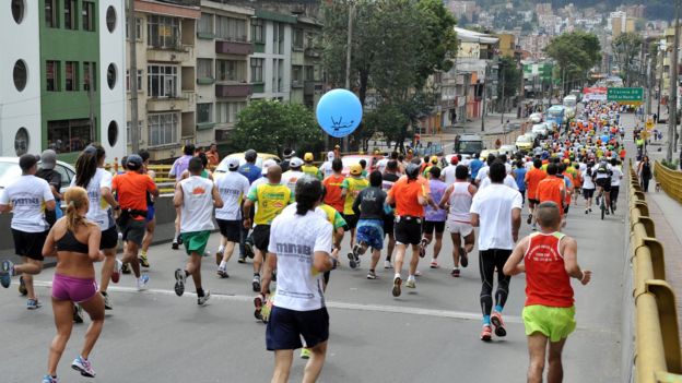 Gente corriendo en Bogotá.