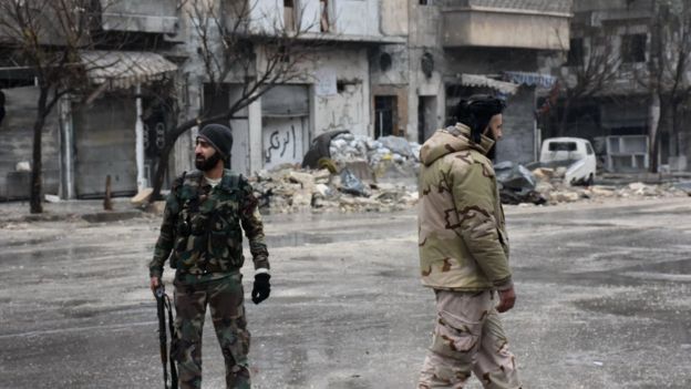 Quân đội chính phủ Syria đi lại trong khu Al-Kalasseh mới chiếm được ở Aleppo