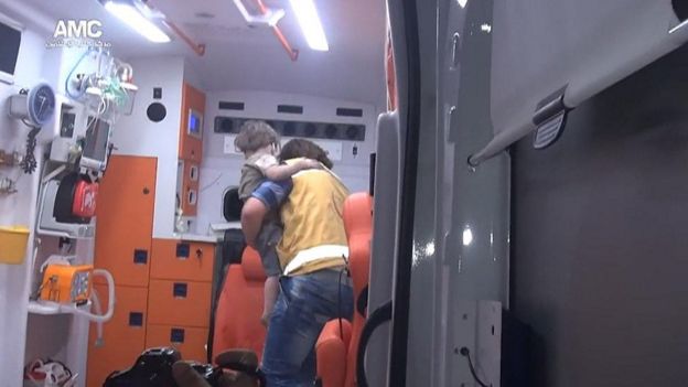 Imagem dentro de ambulância mostra menino resgatado de prédio bombardeado em Aleppo