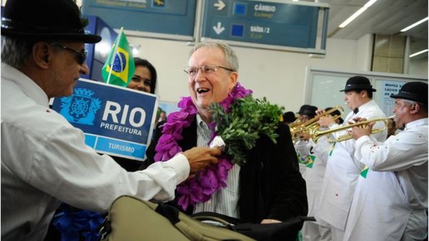 Turista estrangeiro é recebido no aeroporto internacional do RJ