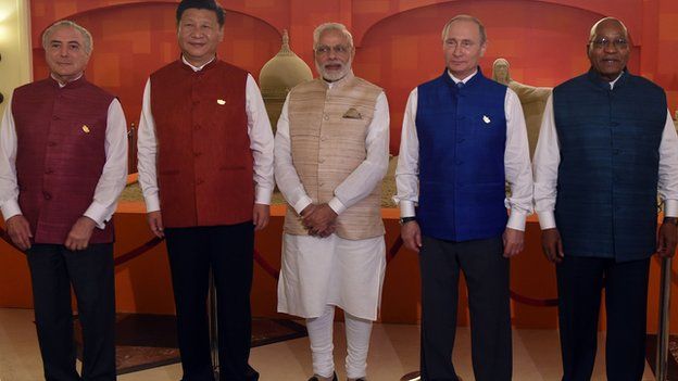 தலைவர்கள் அனைவரும் பாரம்பரிய நேரு மேலாடைகளை அணிந்து கூட்டாக புகைப்படம் எடுத்துக் கொண்டனர்.