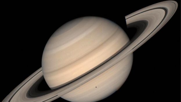 Saturno y Marte estarán alineados con la Luna este lunes por la noche.