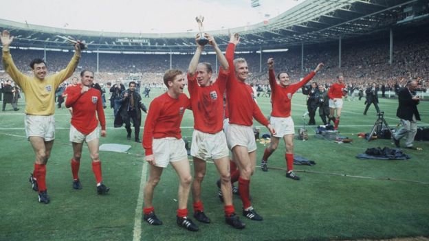Los jugadores celebran con la vuelta de honor en Wembley.
