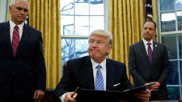Trump firma las órdenes ejecutivas en la Casa Blanca.