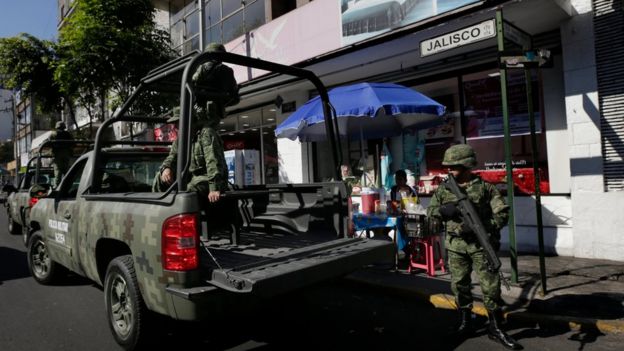 Policías controlan negocios en México.