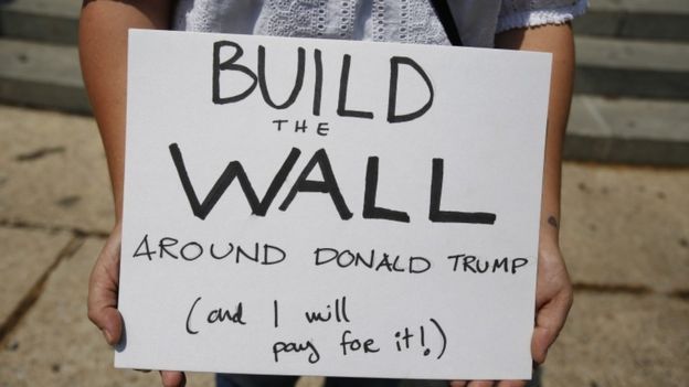 Em cartaz, manifestante defende construir um muro em volta de Donald Trump e diz que vai pagar por isso