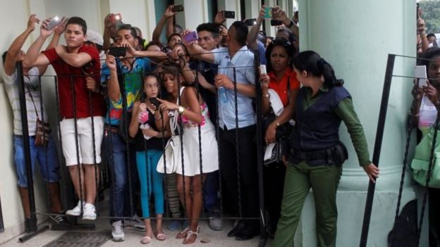 Cuban wait for the arrival of the fashion show guests in Havana