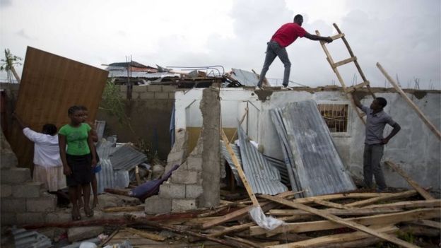 Habitantes de la localidad de Les Cayes reconstruyen sus casas.