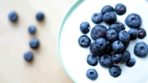 Algunos estudios indican que aquellos que consumen mucho yogur tienen menos riesgo de sufrir obesidad, y menos aún si consumen fruta con regularidad.