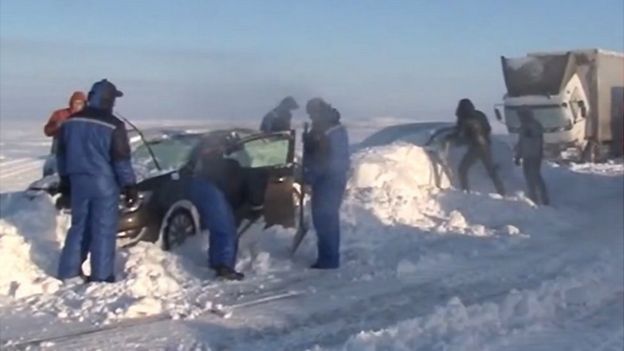 Rescuers digging cars out of snow - Vesti TV still