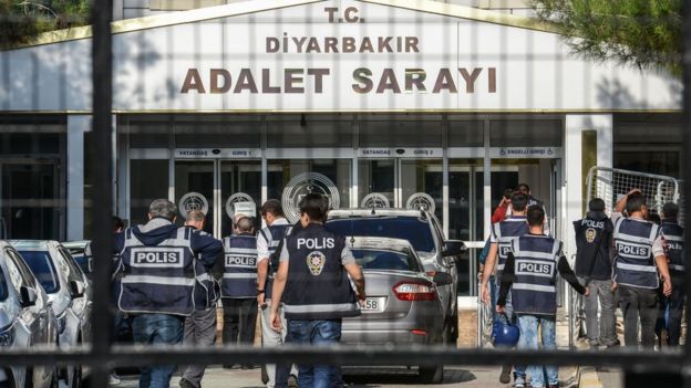 Diyarbakır'daki bazı kitle örgütü temsilcileri, HDP'nin Meclis'ten çekilmesinin çok daha şiddetli bir dönemin açılmasına neden olacağını belirtiyor.