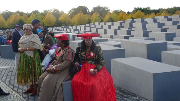 Delegadas de Namibia en el Memorial del Holocausto en Berlín en 2011