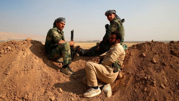 Kurdish Peshmerga fighters outside Fadiliya village, north of Mosul (27 October 2016)