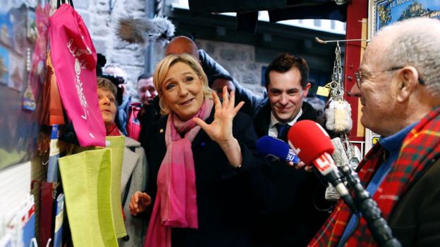 Marine fazendo campanha em Mont Saint Michel, França