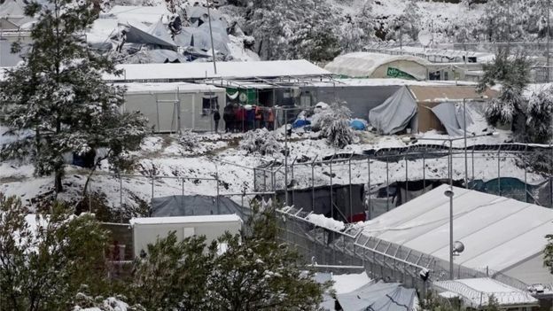 غطت الثلوج مخيم للاجئين في الجزر اليونانية