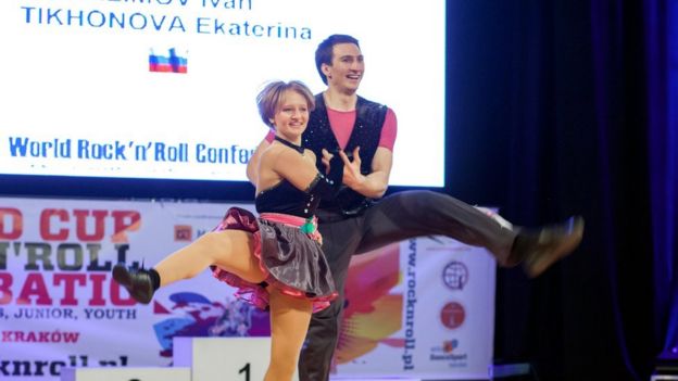 Katerina Tikhonova akidensi na Ivan Klimov wakati wa mashindano ya dunia ya Rock'n'Roll Acrobatic mjini Krakow, 2014