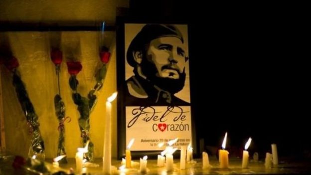 روشن کردن شمع در یادبود فیدل کاسترو