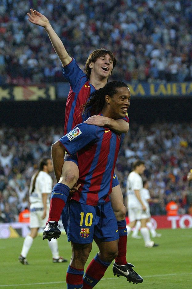 Messi celebra con Ronaldinho
