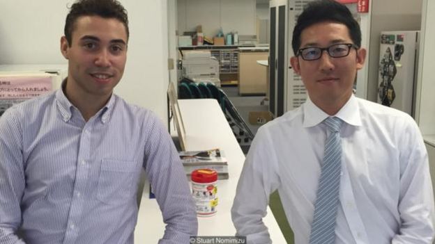 Stuart Nomimizu (bên trái) làm việc nhiều tuần 80 giờ ở Tokyo đến mức một tối anh ngất xỉu