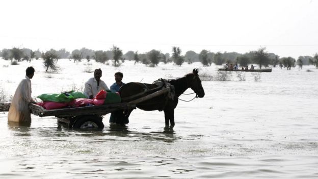 2010 में पाकिस्तान में आई बाढ़ का नज़ारा
