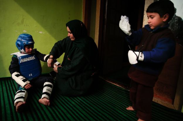 தாஜாமுல் அவரது இளம் சகோதரர் மற்றும் அவரது தாய்