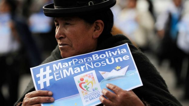Una manifestante a favor de la restitución de la salida soberana al océano Pacífico para Bolivia.