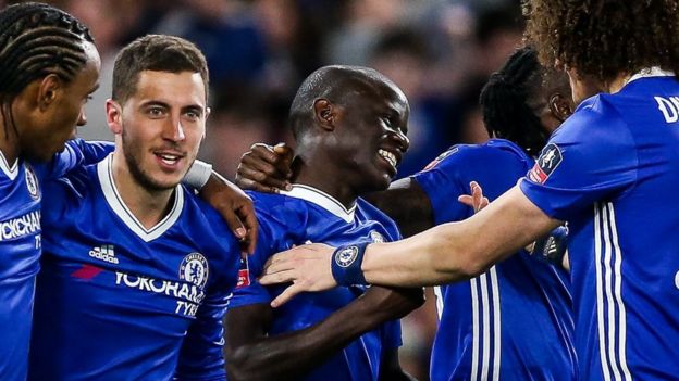 Wachezaji wa Chelsea akiwemo N'Golo Kante wakisherehekea bao