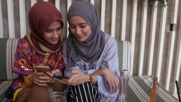 Mega Iskanti dan Dwihanda (kiri)