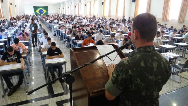Candidatos fazem prova na Escola Preparatória de Cadetes do Exército