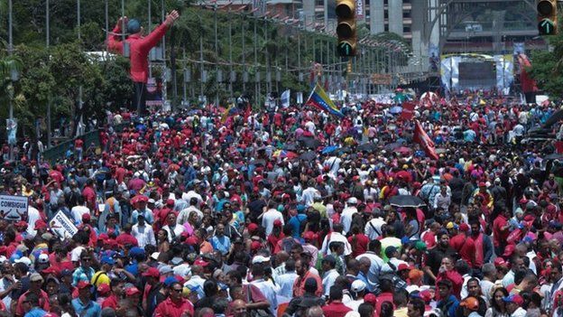 Una multitud de partidarios del gobierno en la avenida Bolívar de Caracas.