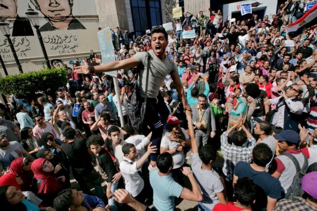 Anti-government protesters outside the Egyptian journalists' union building in Cairo (15 April 2016)