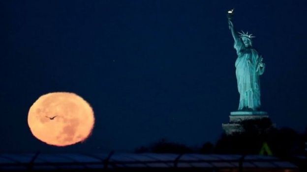 ظهر القمر جليا في أمريكا الشمالية في وقت مبكر من الأثنين