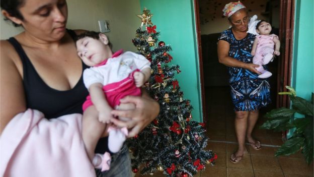 Raquel Barbosa e avó Maria José levam ao colo gêmeas Eloísa e Eloá, ambas de 8 meses e nascidas com microcefalia, em Areia, na Paraíba