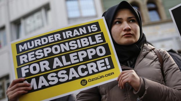 Mulher durante protesto em Aleppo