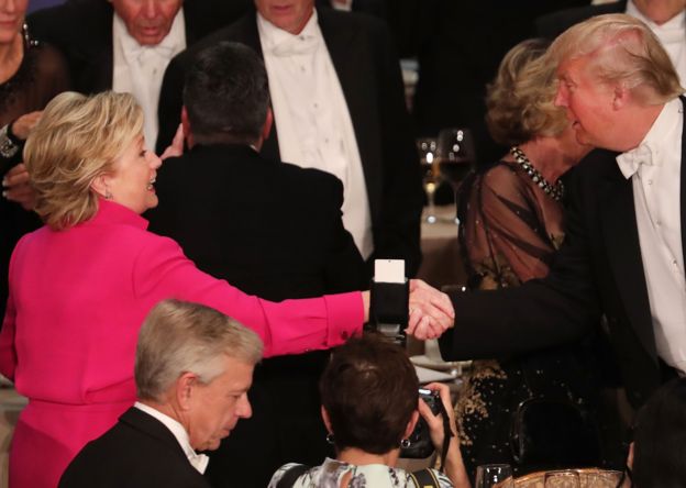 Hillary Clinton y Donald Trump estrechándose de manos