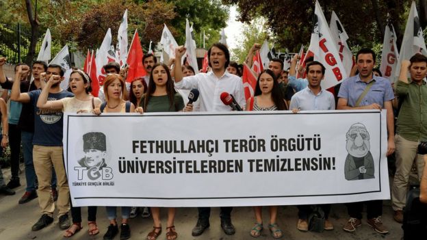 Öğrenciler, 'Fethullahçı Terör Örgütü Üniversitelerden Temizlensin' yazılı pankart önünde protesto gösterisi düzenliyor.