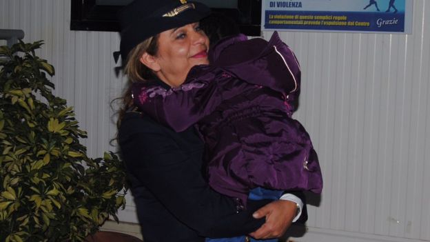 Policía Maria Volpe abraç<script type=