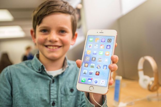 Niño con un iPhone 6
