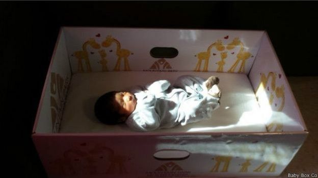 VBebê em caixa de papelão
