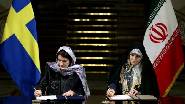 Ann Linde, İran Kadın ve Aile İşleri Bakan Yardımcısı Şahindokht Molaverdi ile imza töreninde