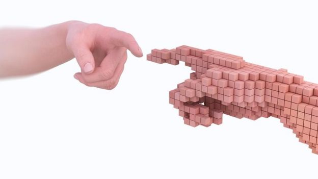 Una mano humana y otra hecha de píxeles que se tocan