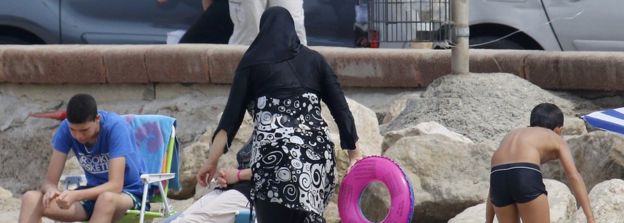 Женщина на пляже в Марселе