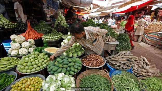 Mercado de rua no Paquistão