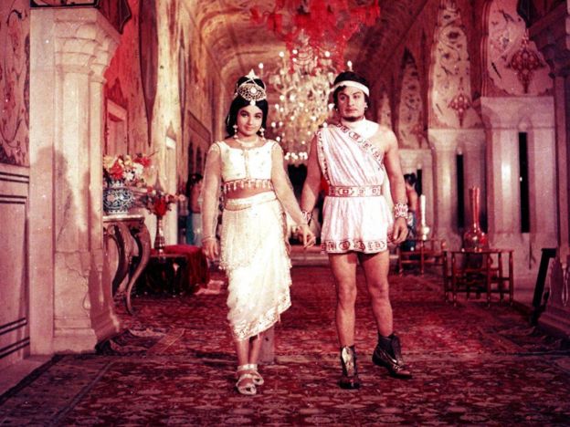 1969ல் வெளியான 'அடிமைப்பெண்'. ஜெயலலிதா 4வது முறையாக இரட்டை வேடங்களில் நடித்த திரைப்படம் இது.