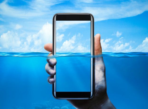 Nem todos os celulares são resistentes à água