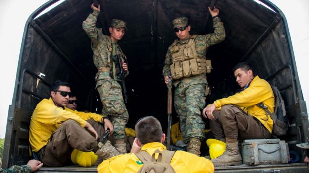 brigadistas y bomberos en Chile
