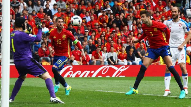 Piqué anota