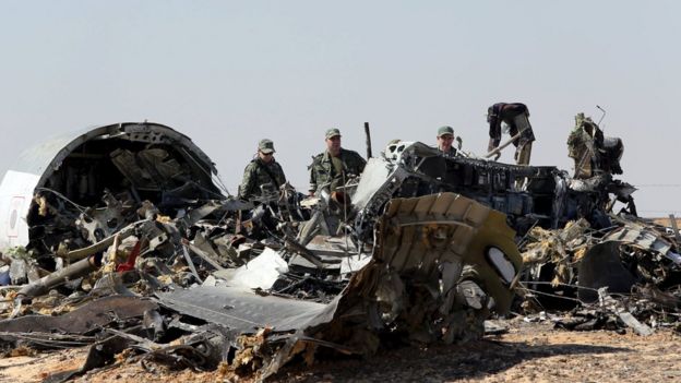 Russian military investigators examine debris of Russian airliner in Hassana area of Sinai, Egypt, 1 Nov 15
