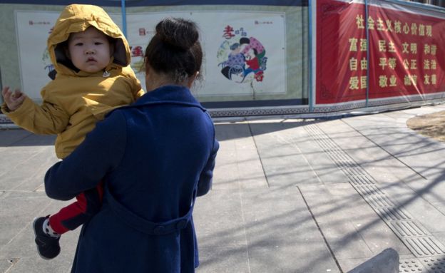 Madre con niño en brazos en China.