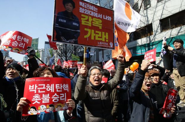 支持彈劾的民眾獲悉朴槿惠總統被彈劾的消息後在街頭歡呼。